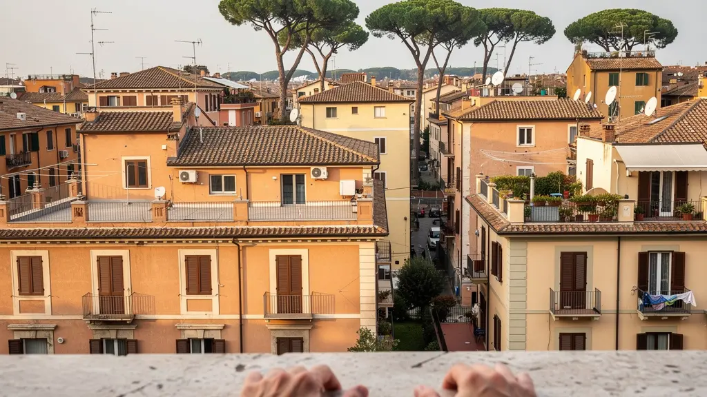 Panorama quartiere residenziale romano con palazzi storici e moderni, prezzi immobili Roma